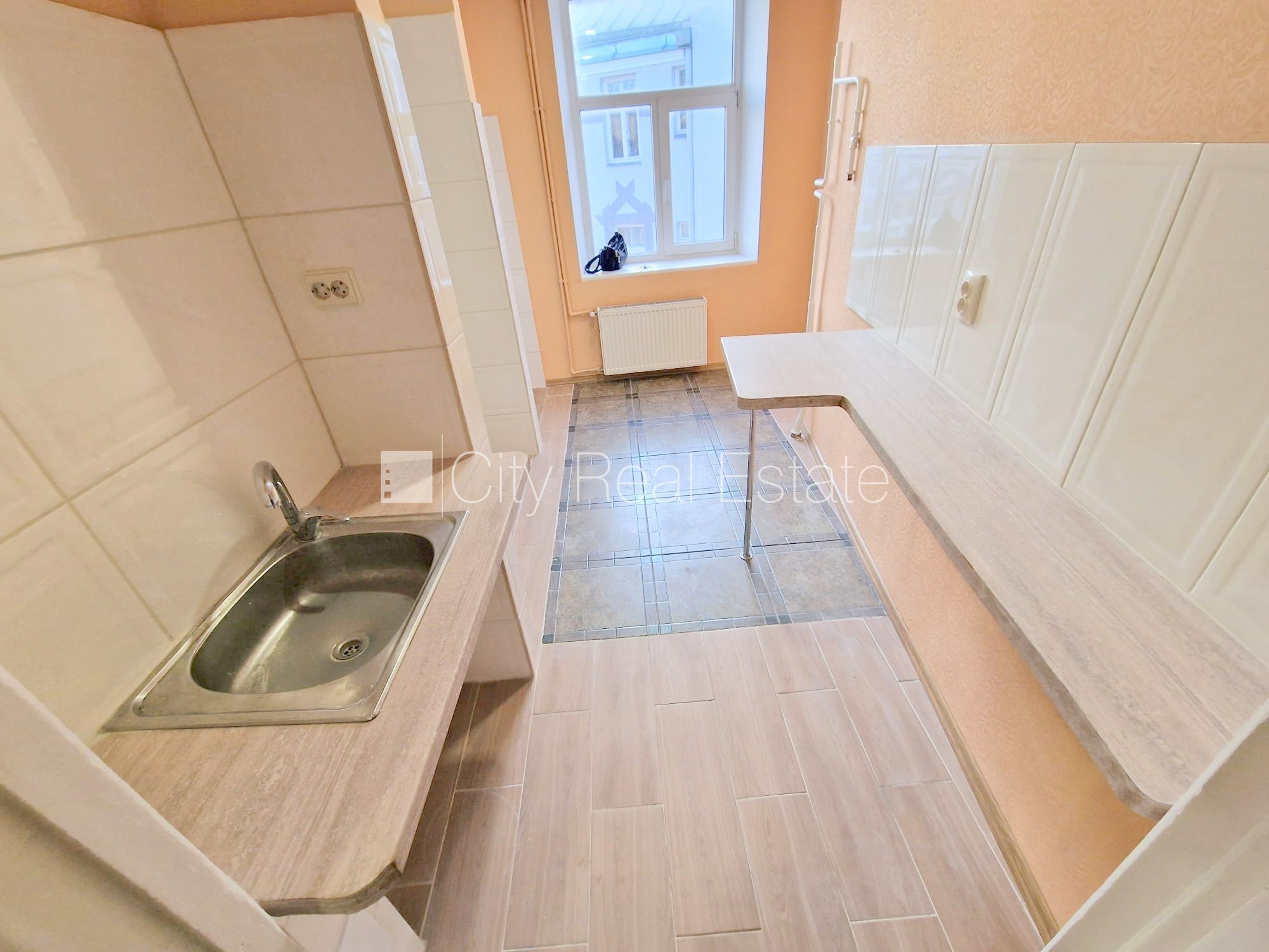 Sludinājumi. Fasādes māja, renovēta māja, ieeja no ielas, kāpņu telpa pēc kosmētiskā remonta, logi vērsti mājas Cena: 360 EUR/mēn Foto #14