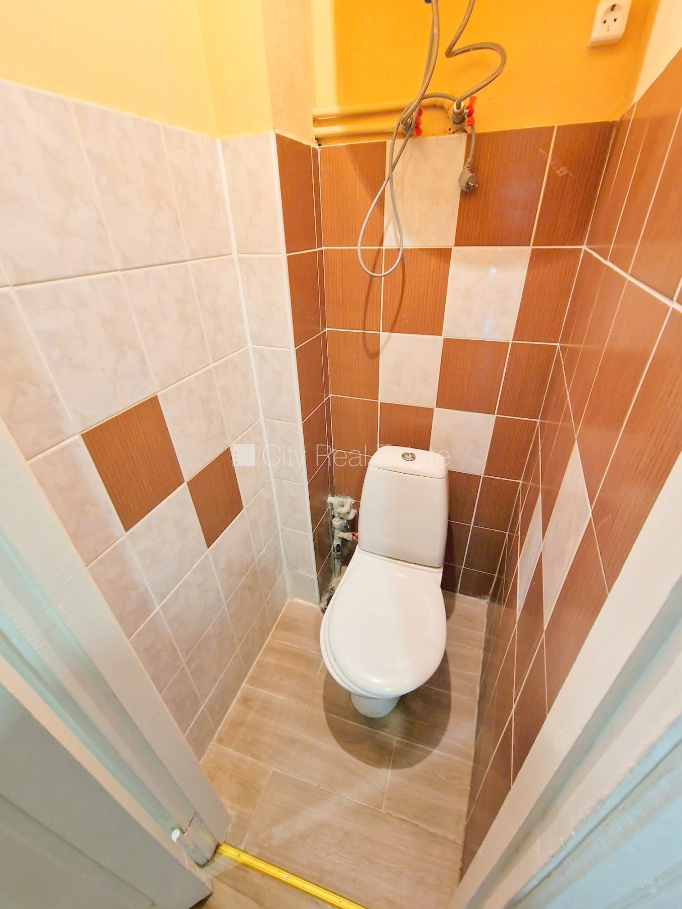 Sludinājumi. Fasādes māja, renovēta māja, ieeja no ielas, kāpņu telpa pēc kosmētiskā remonta, logi vērsti mājas Cena: 360 EUR/mēn Foto #23