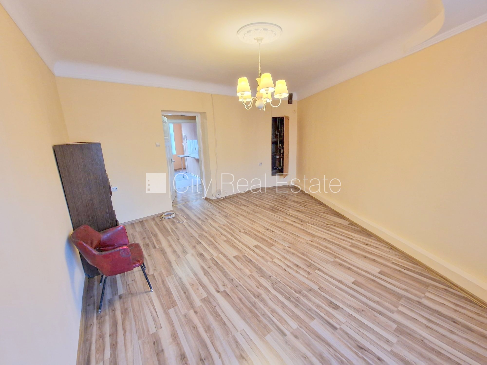 Sludinājumi. Fasādes māja, renovēta māja, ieeja no ielas, kāpņu telpa pēc kosmētiskā remonta, logi vērsti mājas Cena: 360 EUR/mēn Foto #3