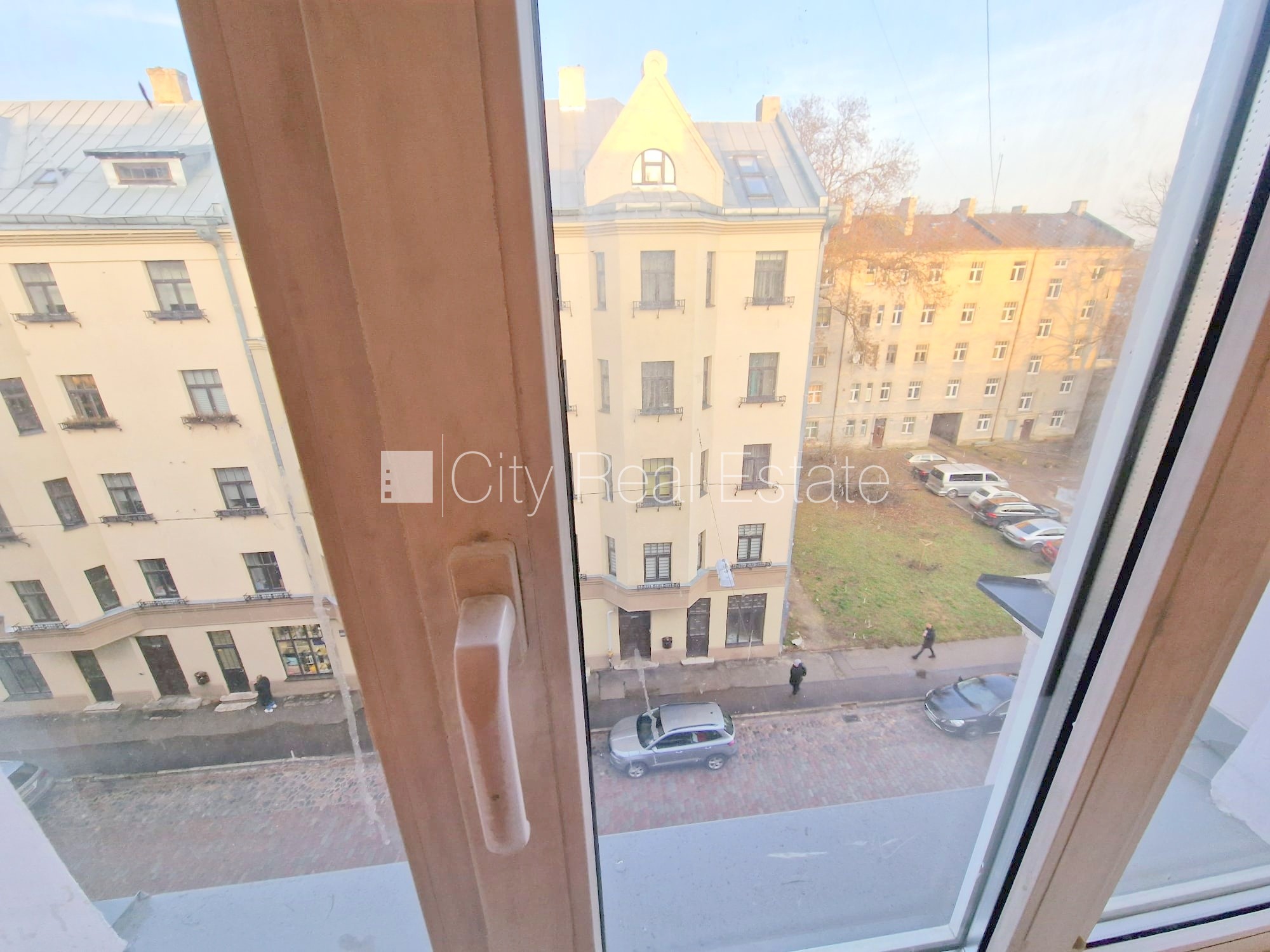 Sludinājumi. Fasādes māja, renovēta māja, ieeja no ielas, kāpņu telpa pēc kosmētiskā remonta, logi vērsti mājas Cena: 360 EUR/mēn Foto #4