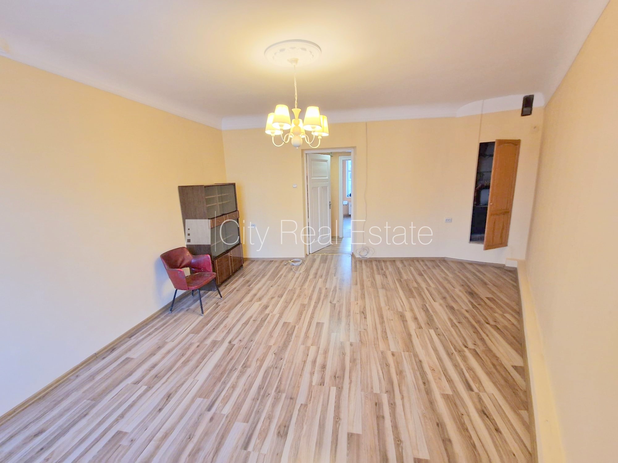 Sludinājumi. Fasādes māja, renovēta māja, ieeja no ielas, kāpņu telpa pēc kosmētiskā remonta, logi vērsti mājas Cena: 360 EUR/mēn Foto #10