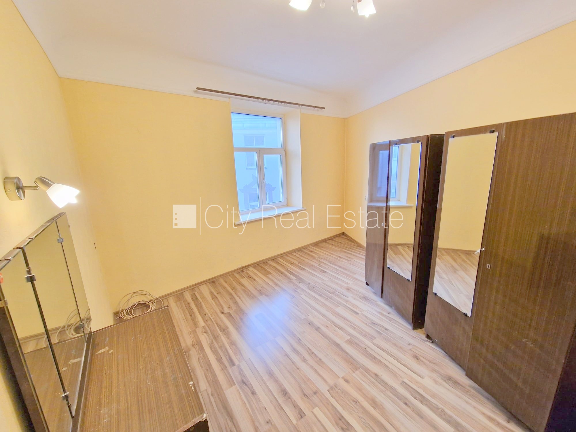 Sludinājumi. Fasādes māja, renovēta māja, ieeja no ielas, kāpņu telpa pēc kosmētiskā remonta, logi vērsti mājas Cena: 360 EUR/mēn Foto #6