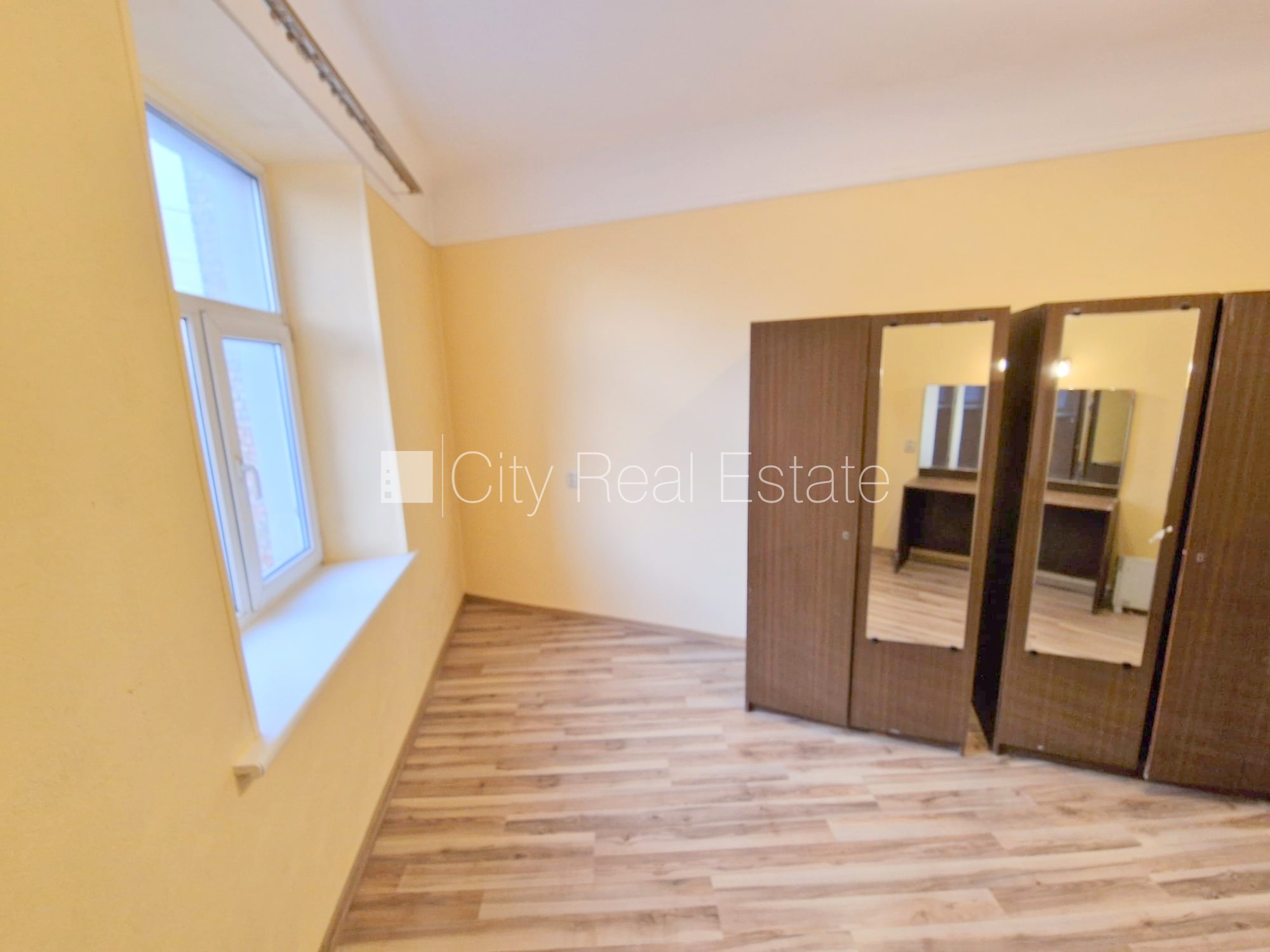 Sludinājumi. Fasādes māja, renovēta māja, ieeja no ielas, kāpņu telpa pēc kosmētiskā remonta, logi vērsti mājas Cena: 360 EUR/mēn Foto #7