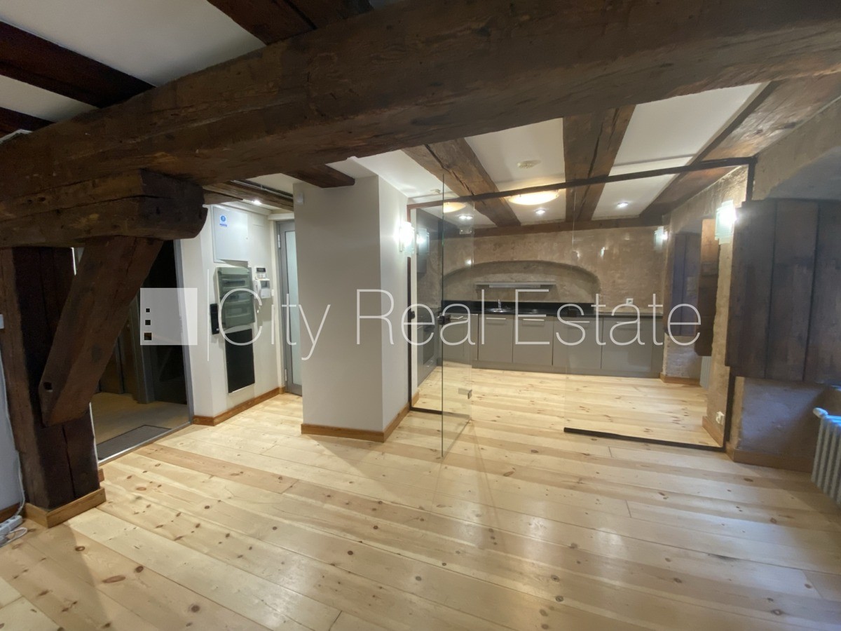 Sludinājumi. Fasādes māja, renovēta māja, ieeja no ielas, ir lifts, kāpņu telpa pēc kapitālā remonta, logi Cena: 1627 EUR/mēn Foto #1