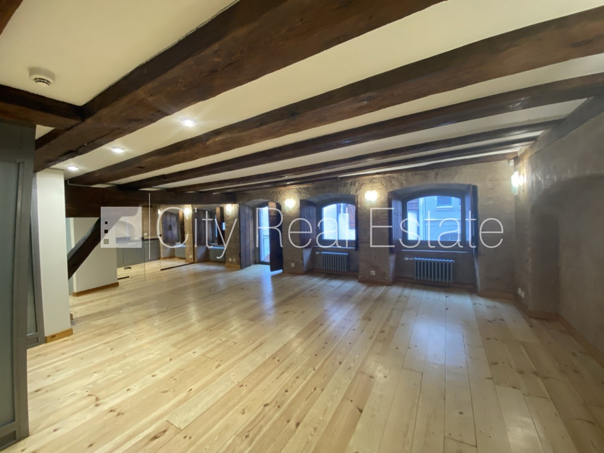 Sludinājumi. Fasādes māja, renovēta māja, ieeja no ielas, ir lifts, kāpņu telpa pēc kapitālā remonta, logi Cena: 1627 EUR/mēn Foto #3