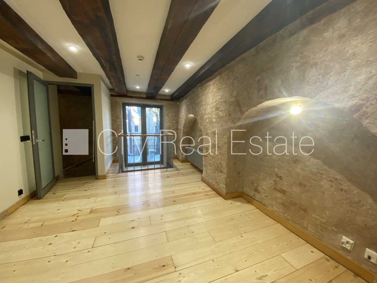 Sludinājumi. Fasādes māja, renovēta māja, ieeja no ielas, ir lifts, kāpņu telpa pēc kapitālā remonta, logi Cena: 1627 EUR/mēn Foto #11