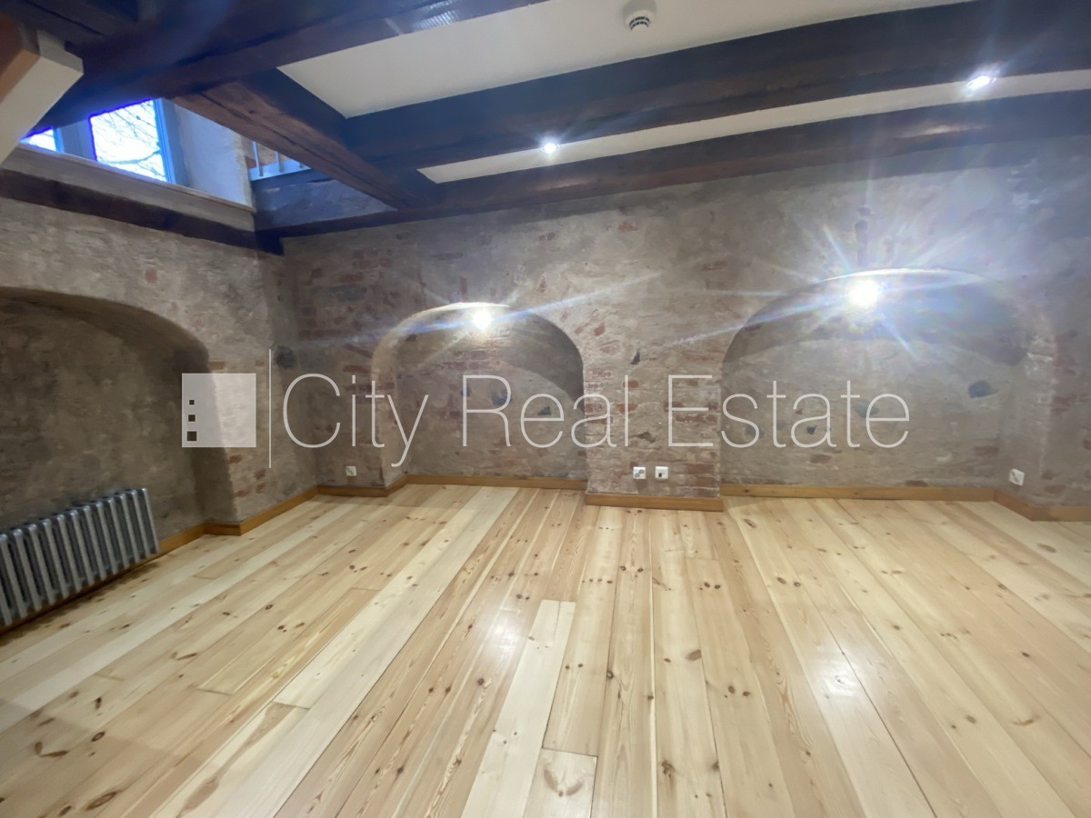 Sludinājumi. Fasādes māja, renovēta māja, ieeja no ielas, ir lifts, kāpņu telpa pēc kapitālā remonta, logi Cena: 1627 EUR/mēn Foto #7