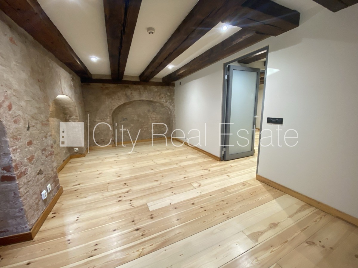 Sludinājumi. Fasādes māja, renovēta māja, ieeja no ielas, ir lifts, kāpņu telpa pēc kapitālā remonta, logi Cena: 1627 EUR/mēn Foto #12