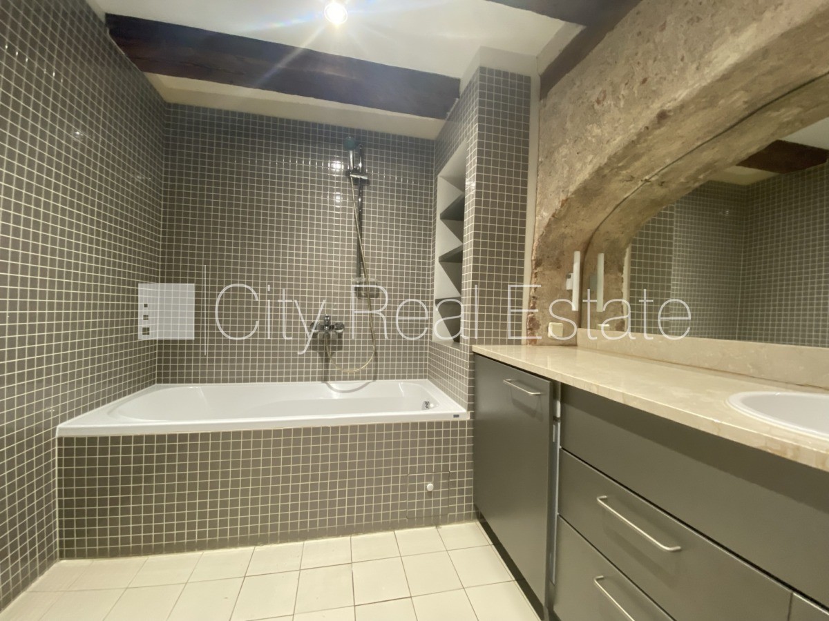 Sludinājumi. Fasādes māja, renovēta māja, ieeja no ielas, ir lifts, kāpņu telpa pēc kapitālā remonta, logi Cena: 1627 EUR/mēn Foto #14