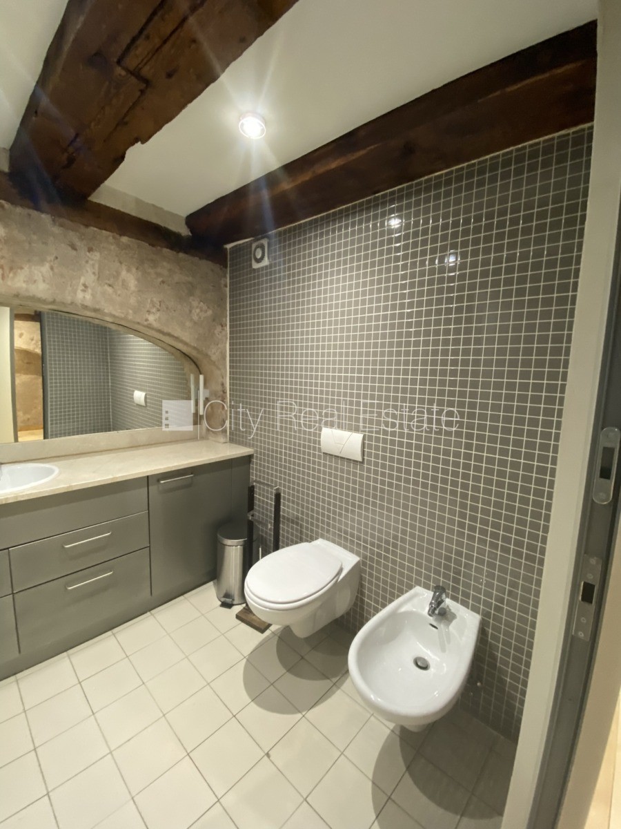 Sludinājumi. Fasādes māja, renovēta māja, ieeja no ielas, ir lifts, kāpņu telpa pēc kapitālā remonta, logi Cena: 1627 EUR/mēn Foto #15