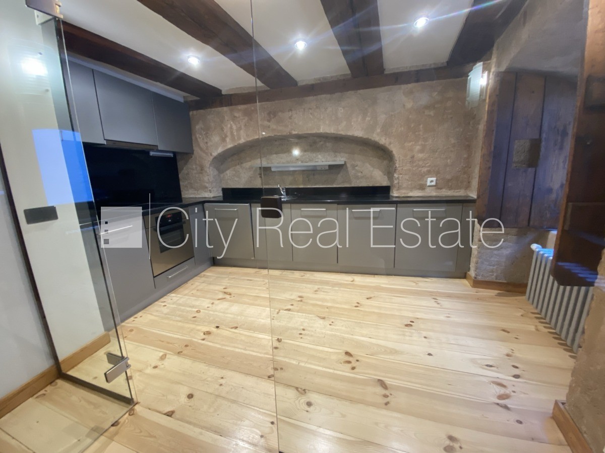 Sludinājumi. Fasādes māja, renovēta māja, ieeja no ielas, ir lifts, kāpņu telpa pēc kapitālā remonta, logi Cena: 1627 EUR/mēn Foto #2