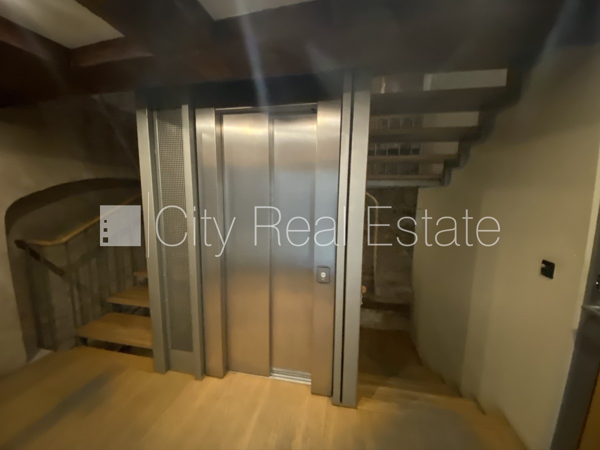 Sludinājumi. Fasādes māja, renovēta māja, ieeja no ielas, ir lifts, kāpņu telpa pēc kapitālā remonta, logi Cena: 1627 EUR/mēn Foto #17