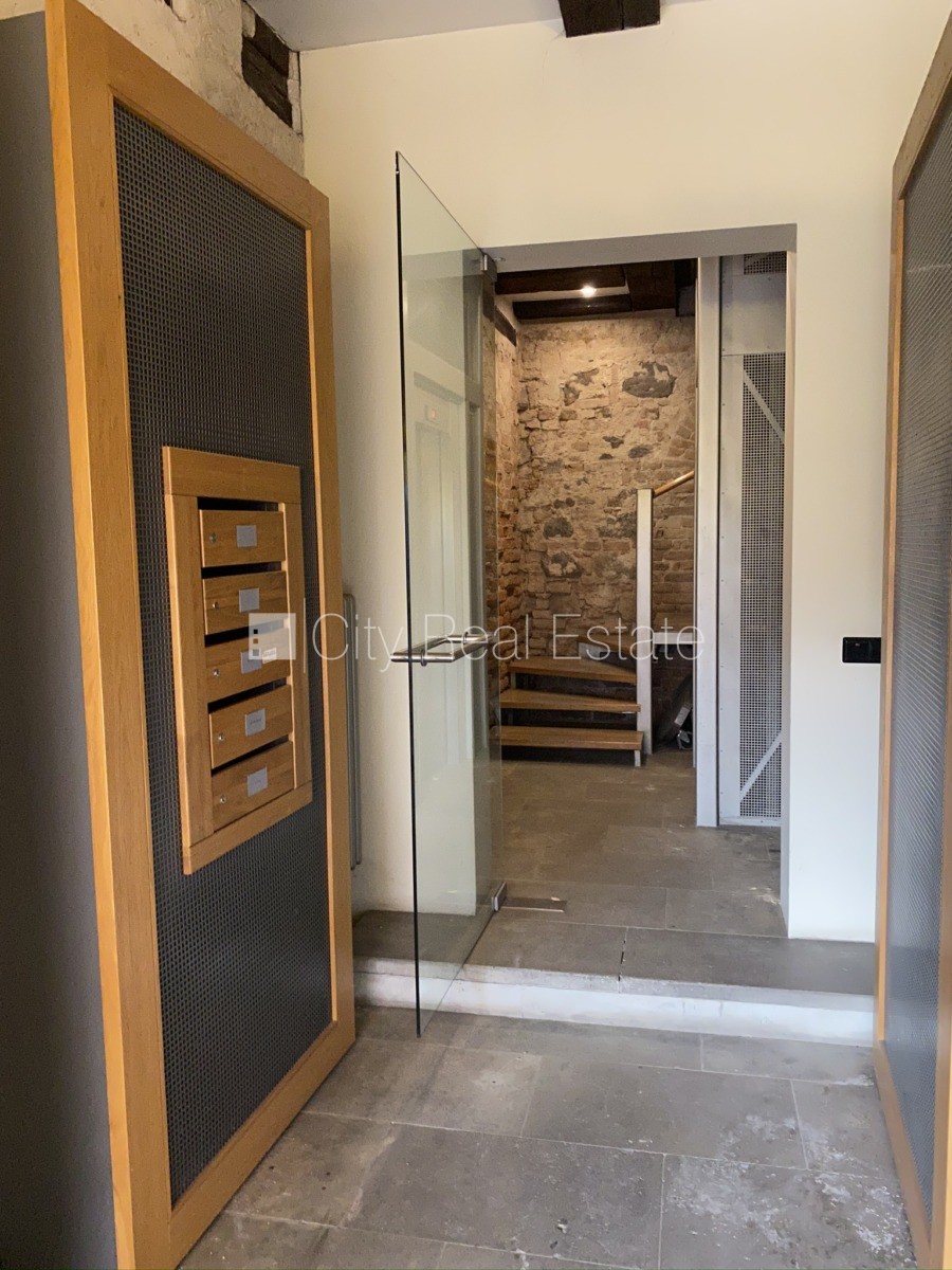 Sludinājumi. Fasādes māja, renovēta māja, ieeja no ielas, ir lifts, kāpņu telpa pēc kapitālā remonta, logi Cena: 1627 EUR/mēn Foto #19