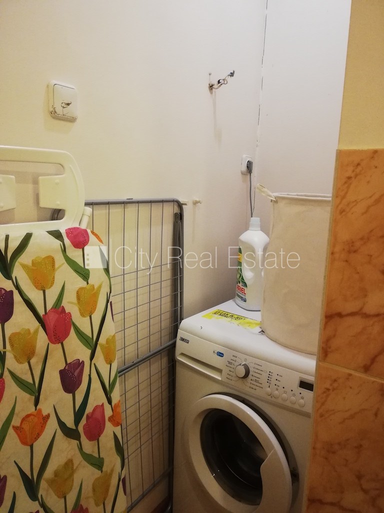 Sludinājumi. Fasādes māja, renovēta māja, ieeja no ielas, kāpņu telpa pēc kosmētiskā remonta, logi vērsti mājas Cena: 1000 EUR/mēn Foto #15