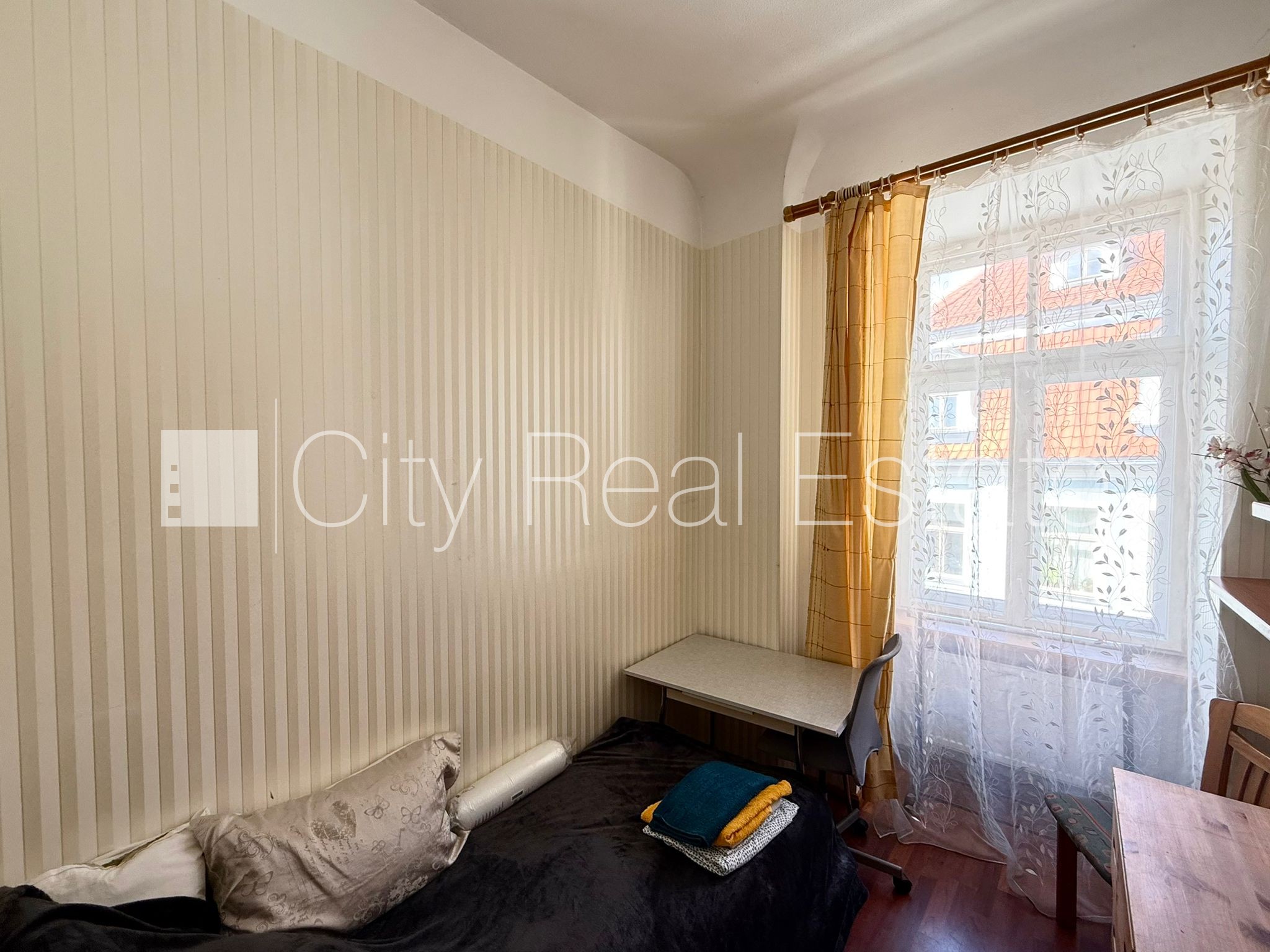 Sludinājumi. Fasādes māja, renovēta māja, ieeja no ielas, kāpņu telpa pēc kosmētiskā remonta, logi vērsti mājas Cena: 1000 EUR/mēn Foto #11