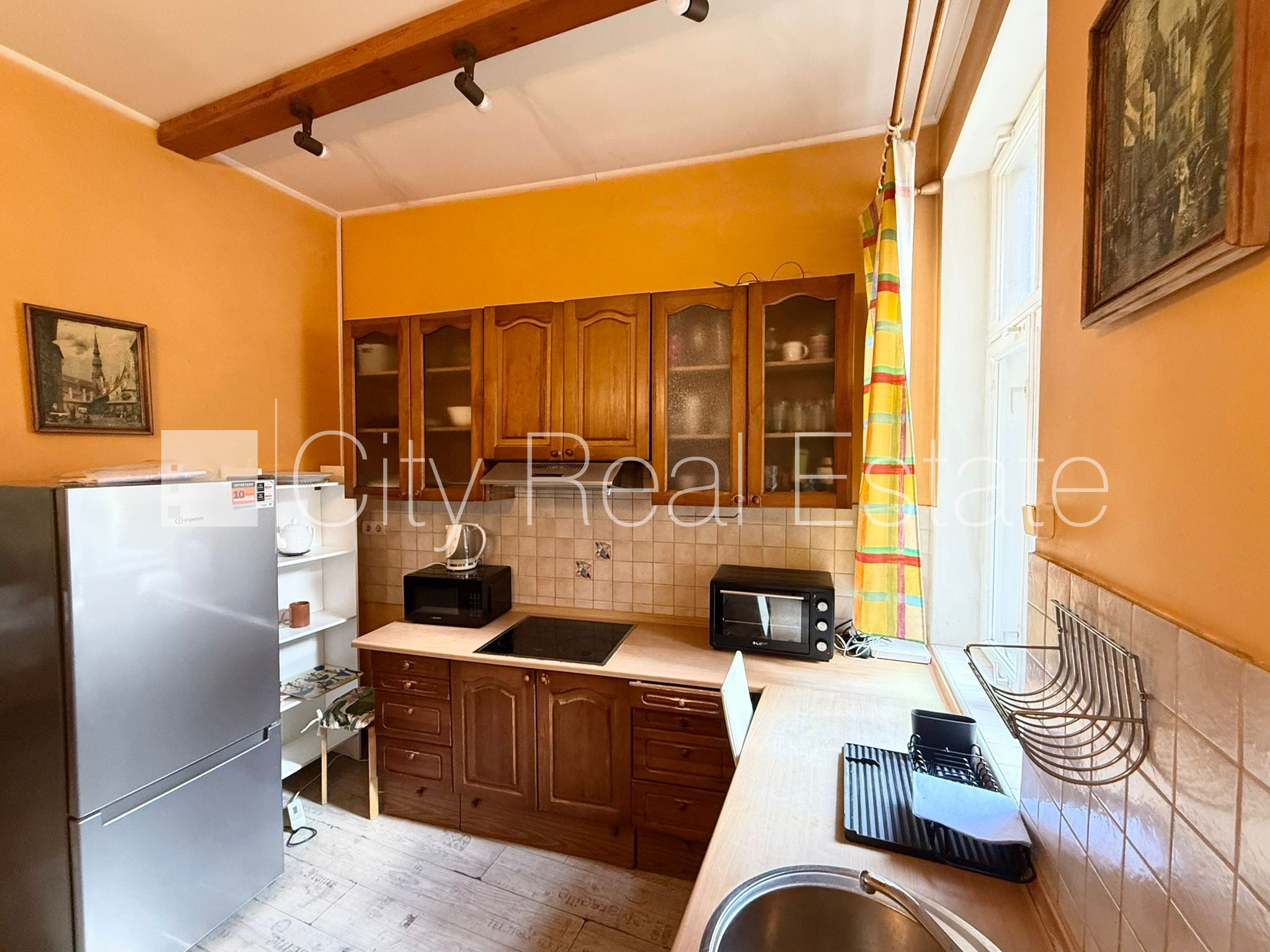 Sludinājumi. Fasādes māja, renovēta māja, ieeja no ielas, kāpņu telpa pēc kosmētiskā remonta, logi vērsti mājas Cena: 1000 EUR/mēn Foto #4