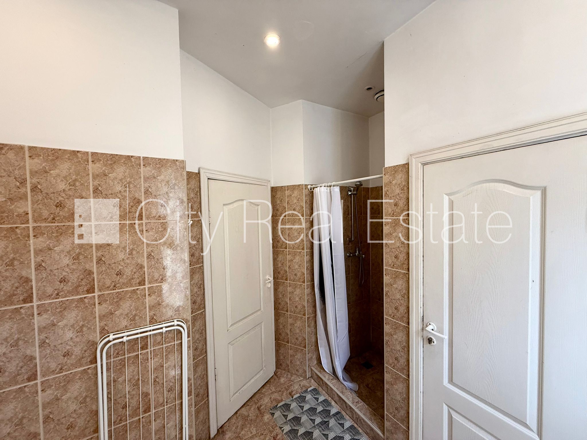 Sludinājumi. Fasādes māja, renovēta māja, ieeja no ielas, kāpņu telpa pēc kosmētiskā remonta, logi vērsti mājas Cena: 1000 EUR/mēn Foto #13