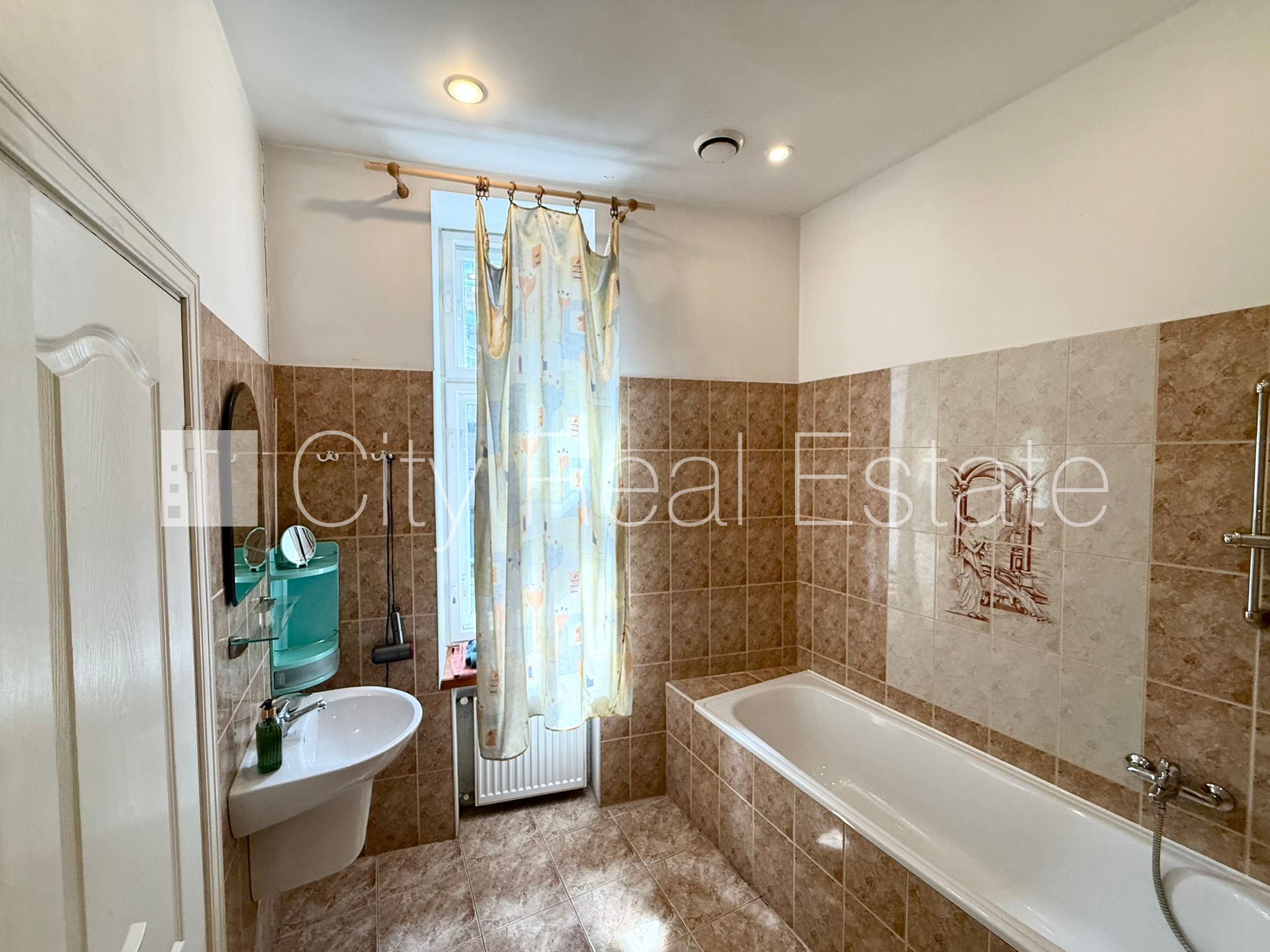 Sludinājumi. Fasādes māja, renovēta māja, ieeja no ielas, kāpņu telpa pēc kosmētiskā remonta, logi vērsti mājas Cena: 1000 EUR/mēn Foto #12