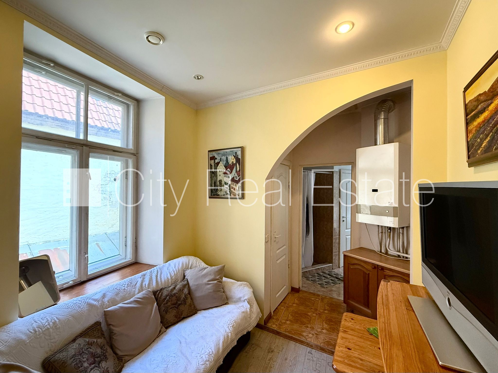 Sludinājumi. Fasādes māja, renovēta māja, ieeja no ielas, kāpņu telpa pēc kosmētiskā remonta, logi vērsti mājas Cena: 1000 EUR/mēn Foto #3