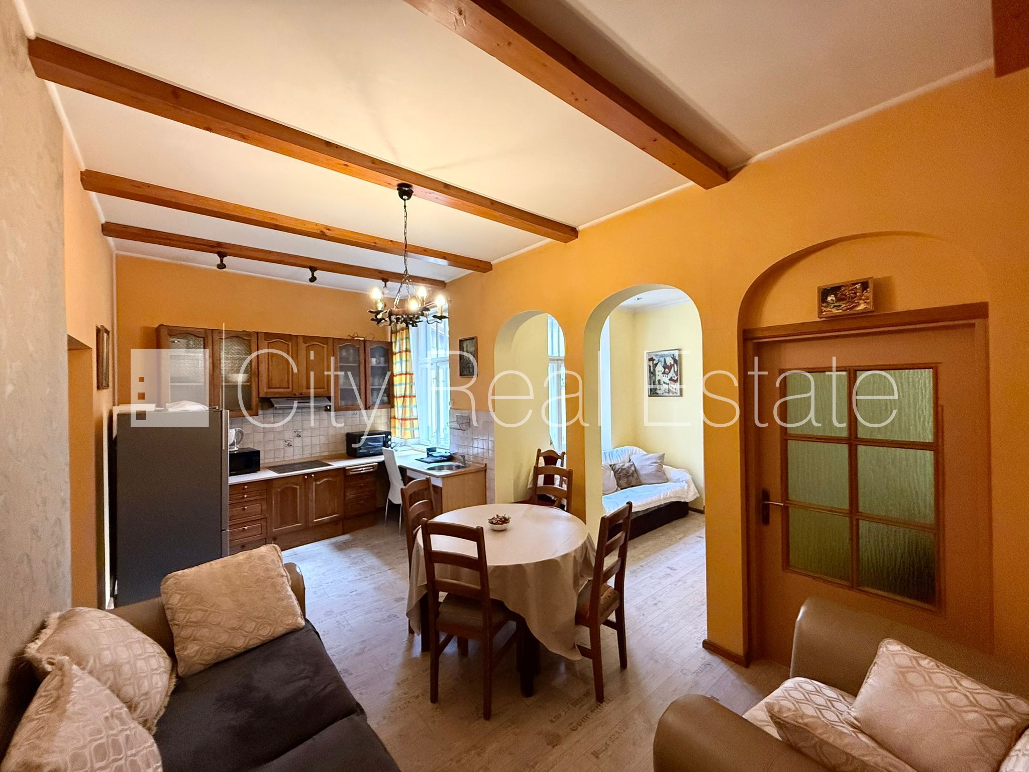 Sludinājumi. Fasādes māja, renovēta māja, ieeja no ielas, kāpņu telpa pēc kosmētiskā remonta, logi vērsti mājas Cena: 1000 EUR/mēn Foto #2