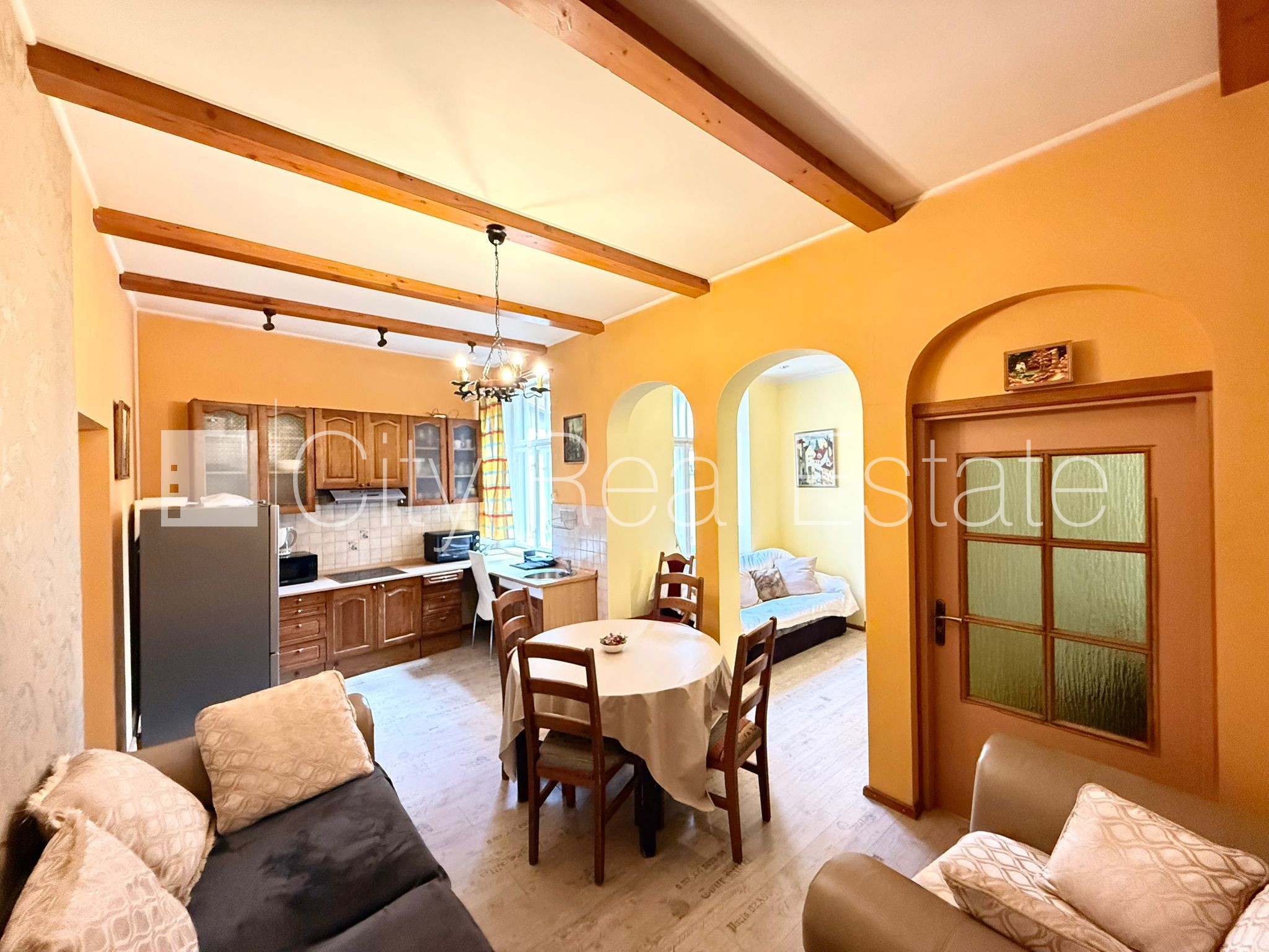 Sludinājumi. Fasādes māja, renovēta māja, ieeja no ielas, kāpņu telpa pēc kosmētiskā remonta, logi vērsti mājas Cena: 1000 EUR/mēn Foto #1