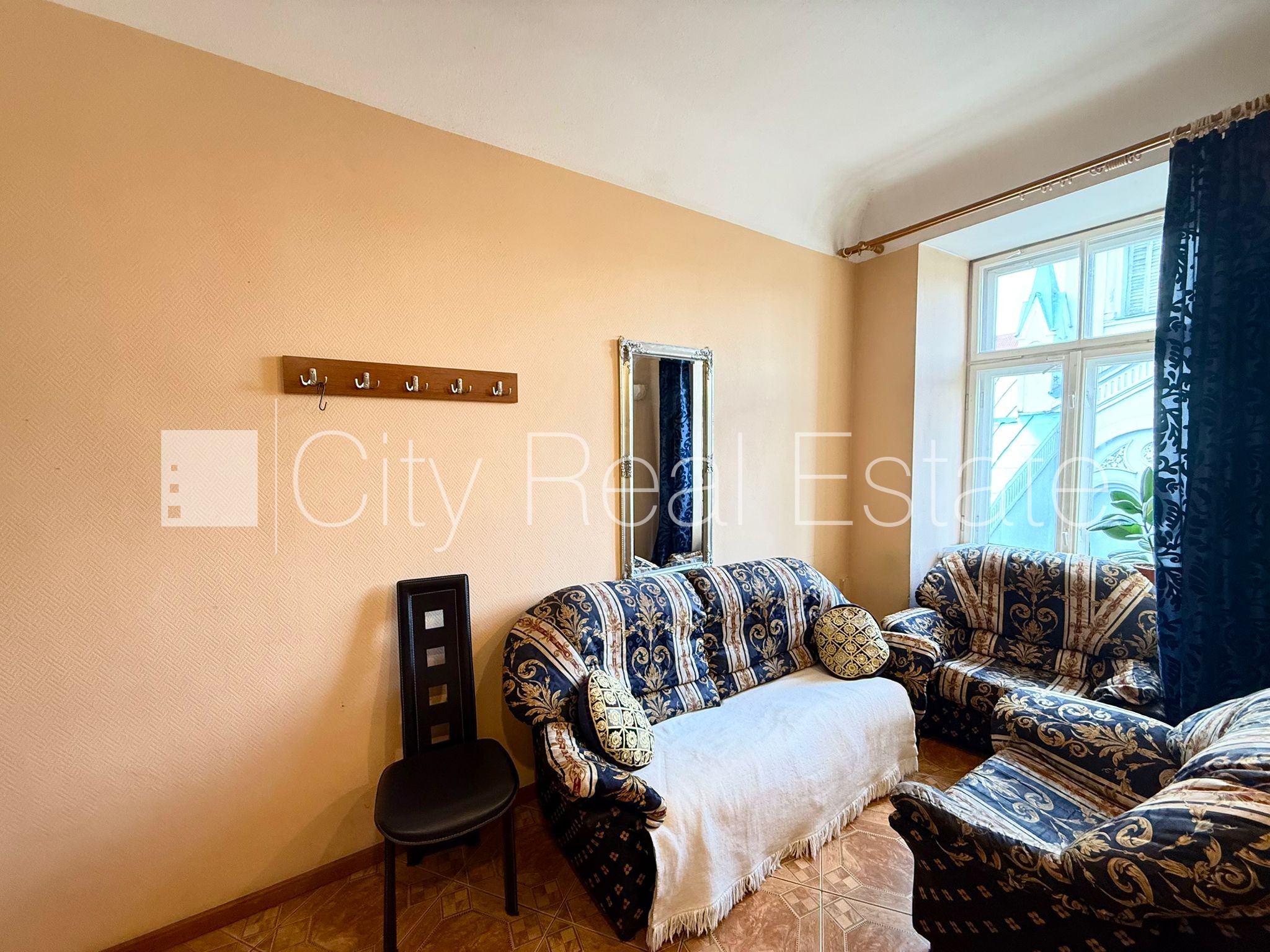 Sludinājumi. Fasādes māja, renovēta māja, ieeja no ielas, kāpņu telpa pēc kosmētiskā remonta, logi vērsti mājas Cena: 1000 EUR/mēn Foto #14