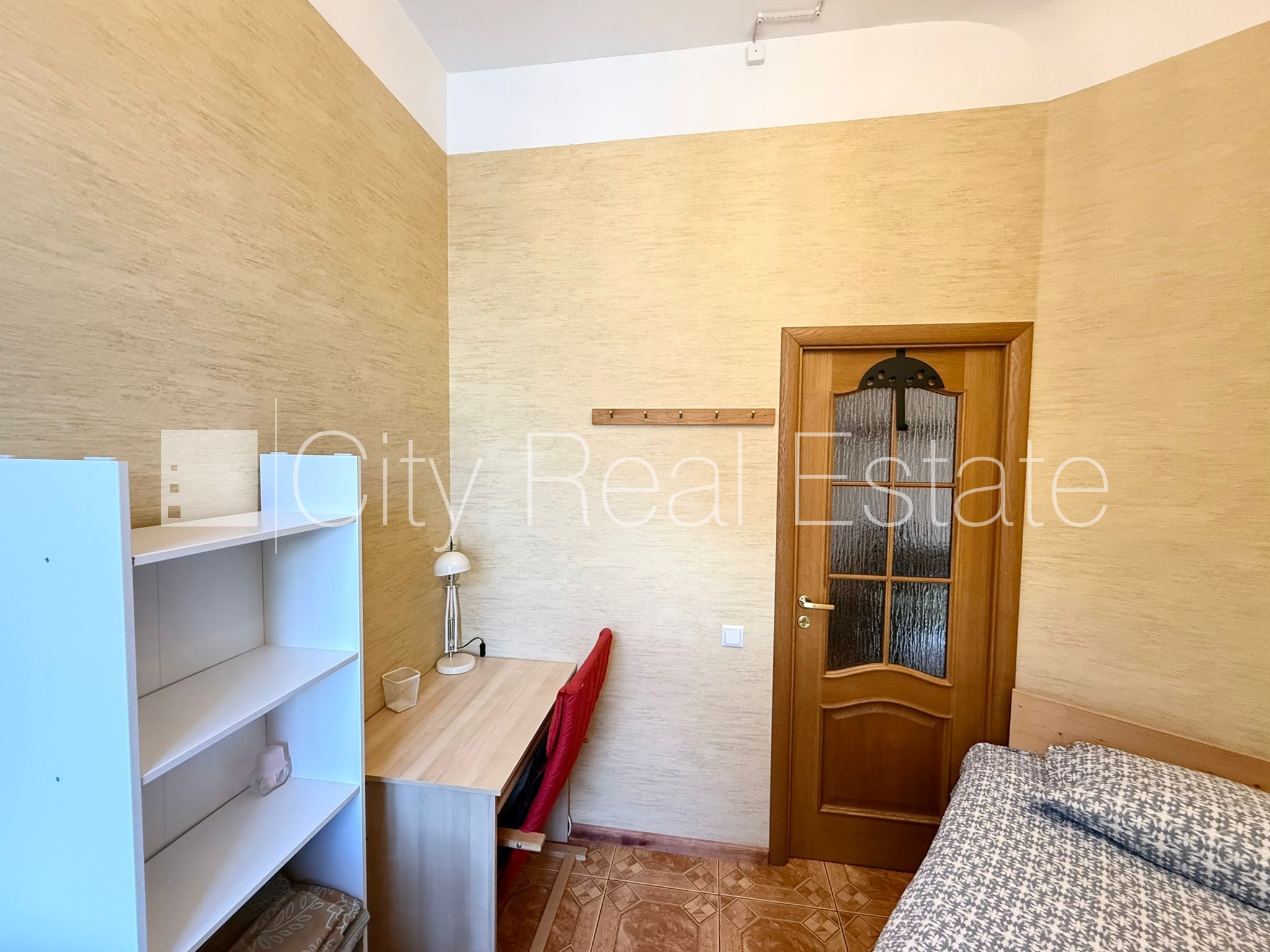 Sludinājumi. Fasādes māja, renovēta māja, ieeja no ielas, kāpņu telpa pēc kosmētiskā remonta, logi vērsti mājas Cena: 1000 EUR/mēn Foto #10