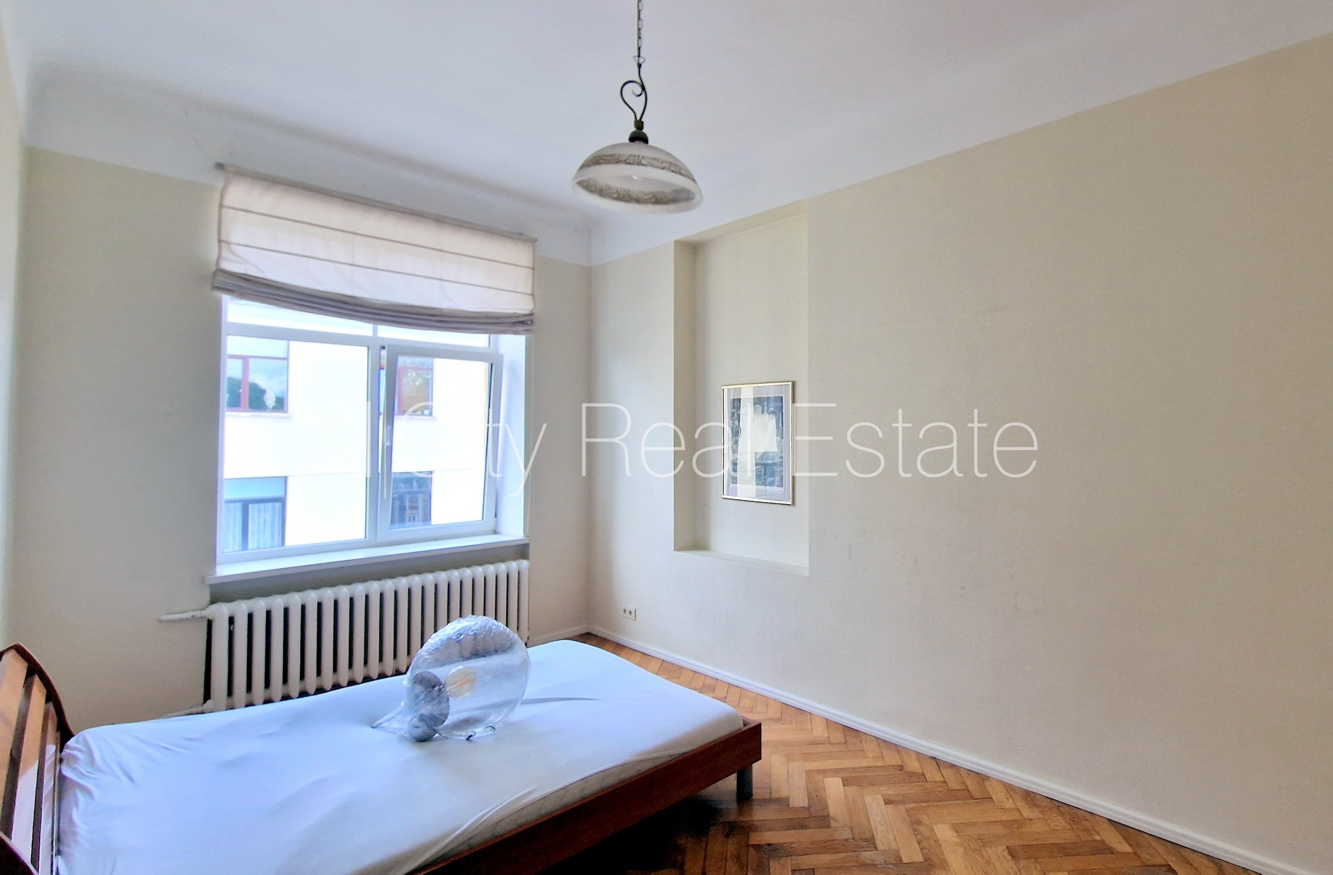 Объявление. Фасадный дом, реновированный дом, благоустроенный озеленённый двор, въездные ворота оснащены Цена: 850 EUR/мес. Foto #10