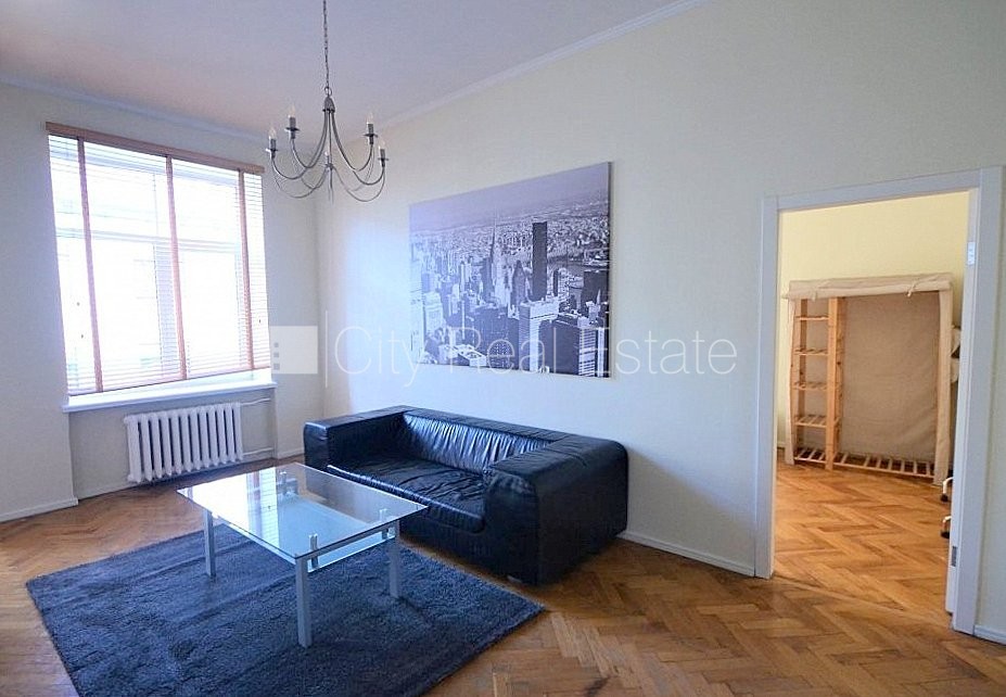 Объявление. Фасадный дом, реновированный дом, благоустроенный озеленённый двор, въездные ворота оснащены Цена: 850 EUR/мес. Foto #1