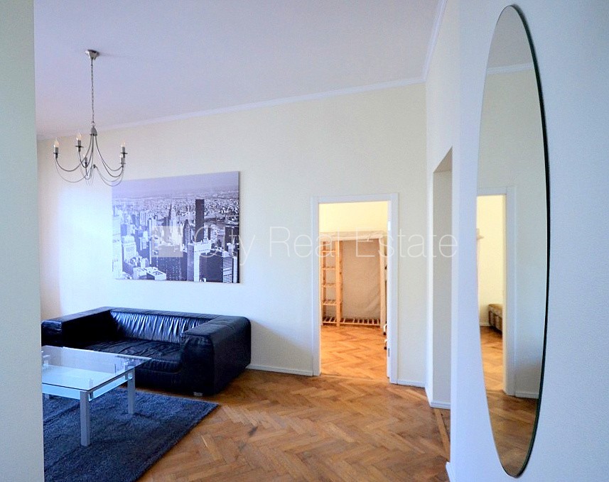 Объявление. Фасадный дом, реновированный дом, благоустроенный озеленённый двор, въездные ворота оснащены Цена: 850 EUR/мес. Foto #2