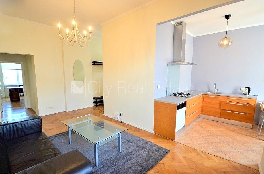 Объявление. Фасадный дом, реновированный дом, благоустроенный озеленённый двор, въездные ворота оснащены Цена: 850 EUR/мес. Foto #3