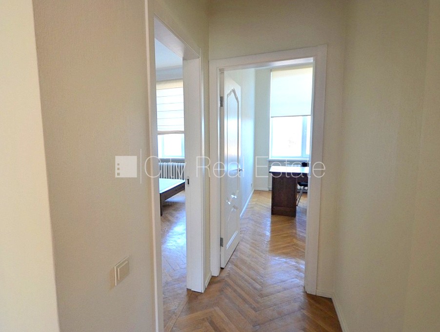 Объявление. Фасадный дом, реновированный дом, благоустроенный озеленённый двор, въездные ворота оснащены Цена: 850 EUR/мес. Foto #12