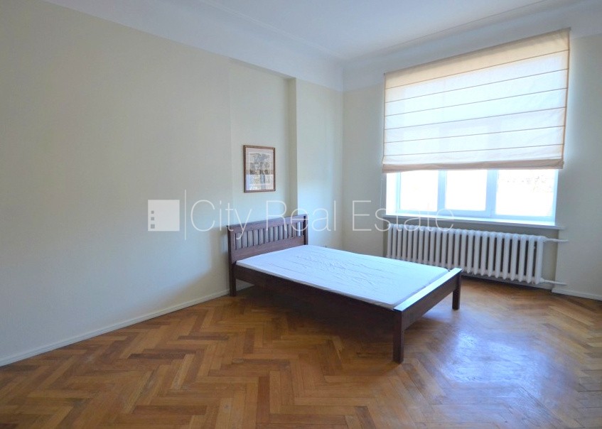 Объявление. Фасадный дом, реновированный дом, благоустроенный озеленённый двор, въездные ворота оснащены Цена: 850 EUR/мес. Foto #9