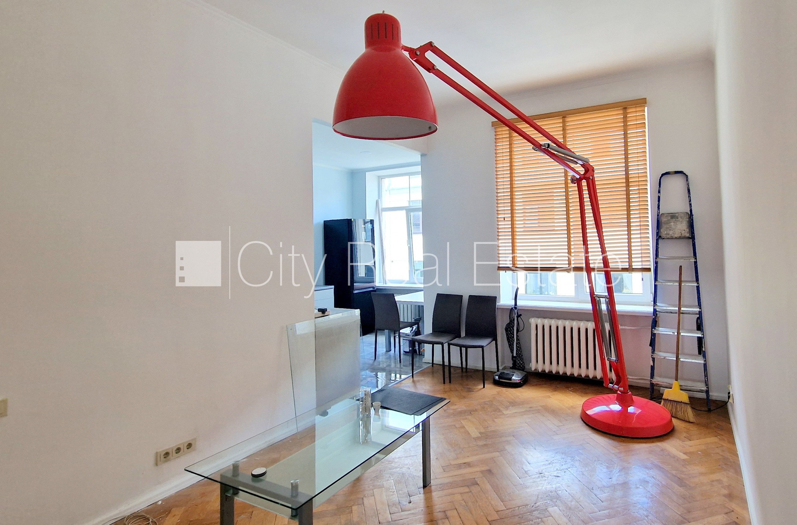 Объявление. Фасадный дом, реновированный дом, благоустроенный озеленённый двор, въездные ворота оснащены Цена: 850 EUR/мес. Foto #7