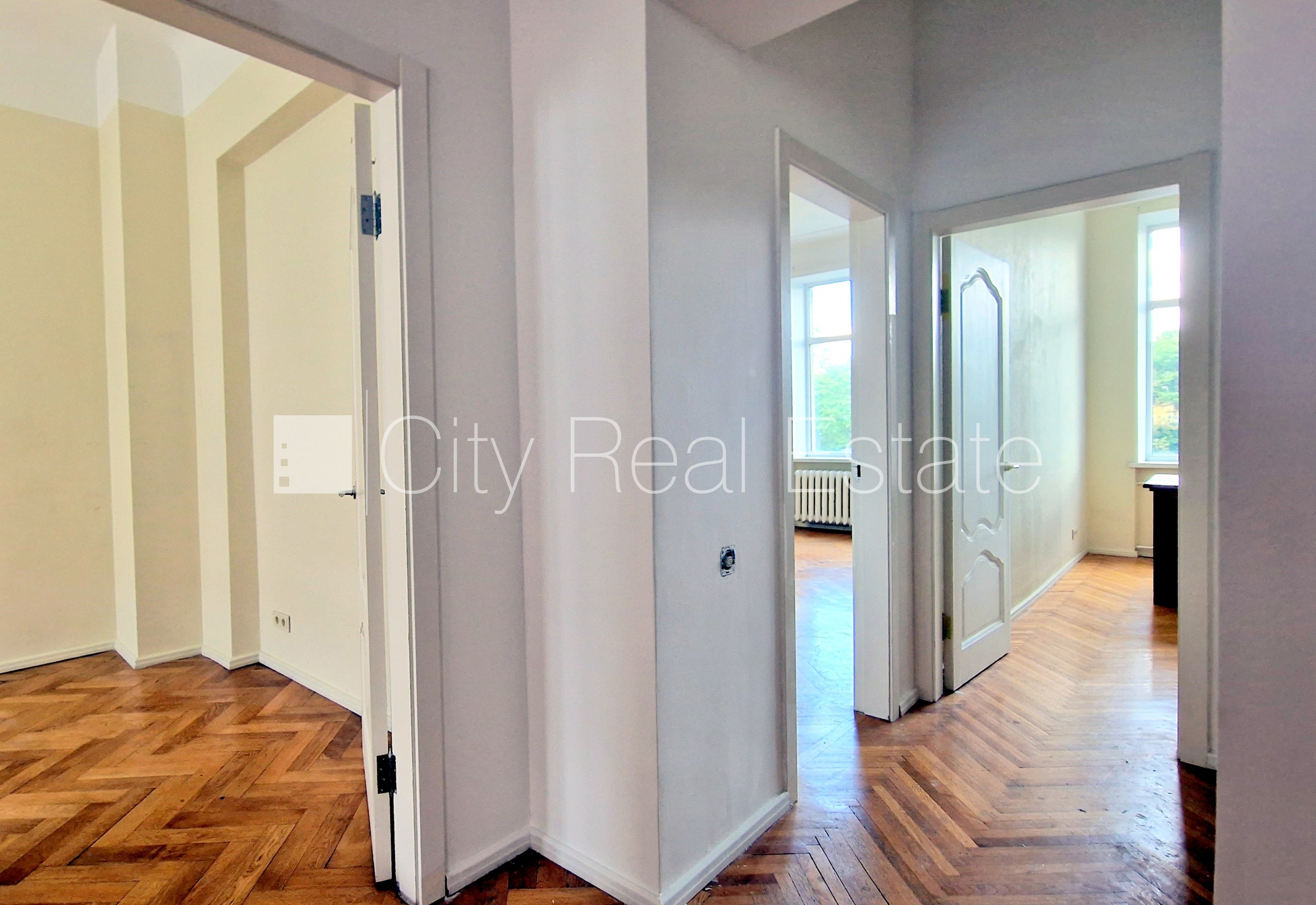 Объявление. Фасадный дом, реновированный дом, благоустроенный озеленённый двор, въездные ворота оснащены Цена: 850 EUR/мес. Foto #8