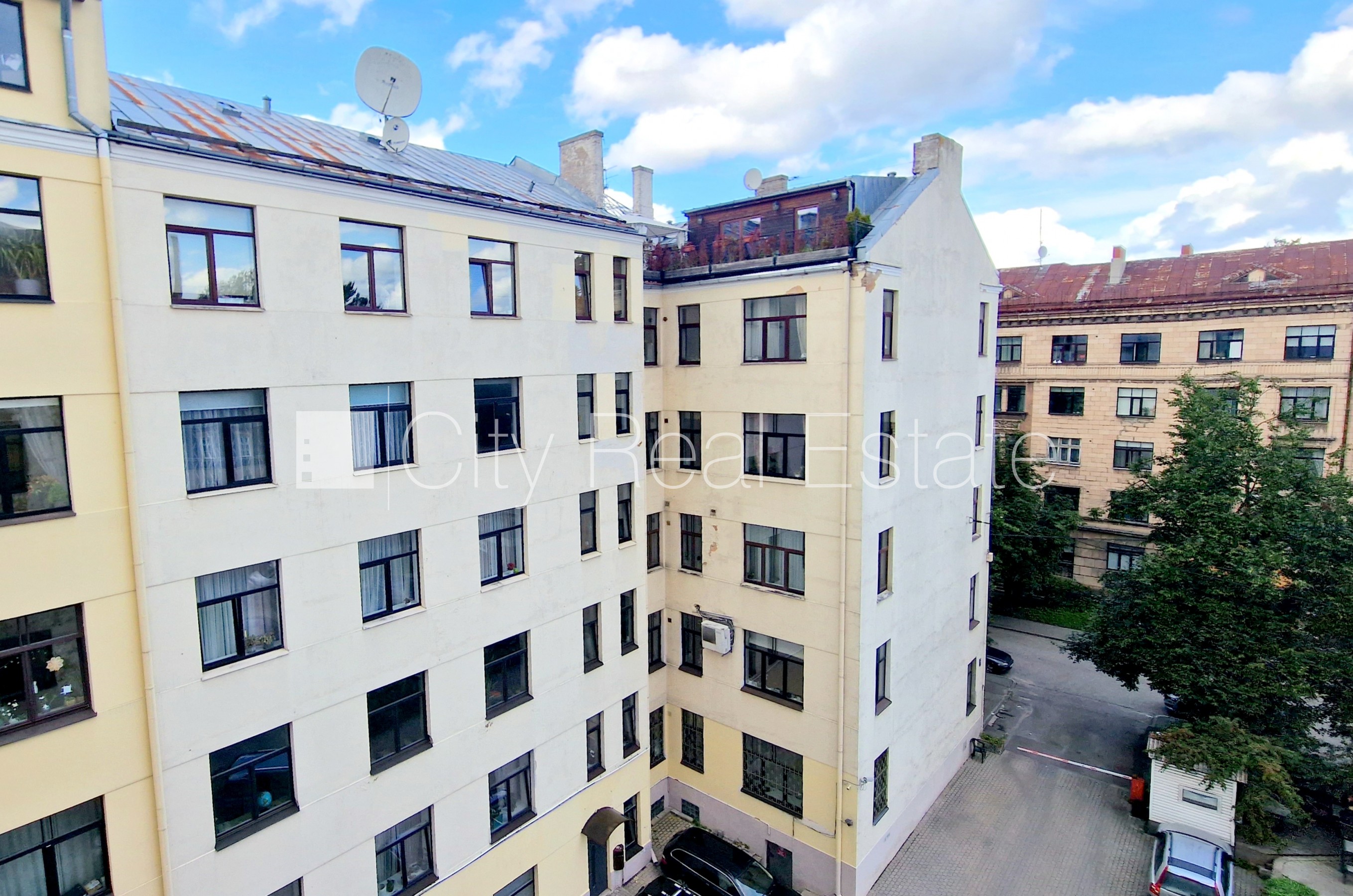 Объявление. Фасадный дом, реновированный дом, благоустроенный озеленённый двор, въездные ворота оснащены Цена: 850 EUR/мес. Foto #11