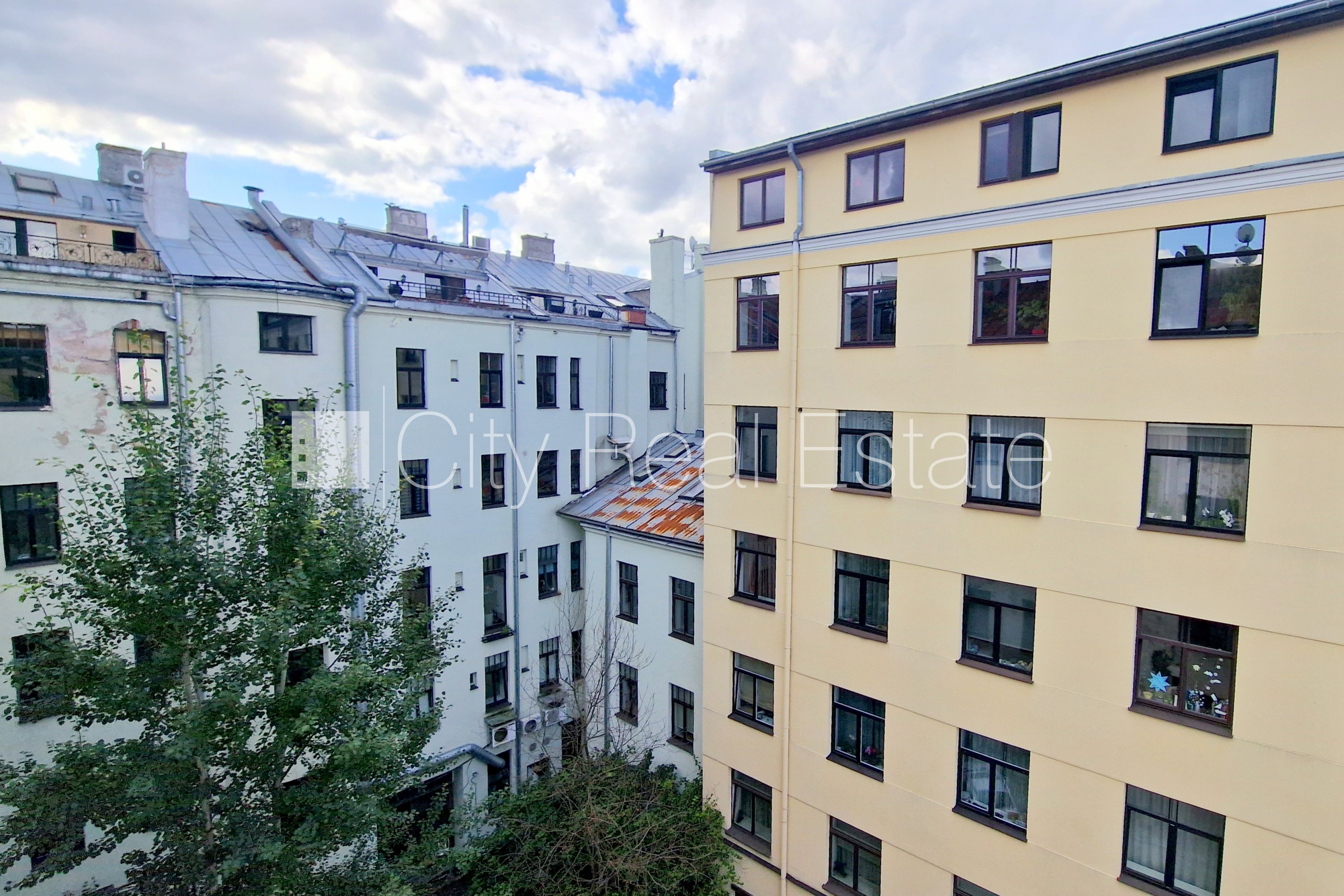 Объявление. Фасадный дом, реновированный дом, благоустроенный озеленённый двор, въездные ворота оснащены Цена: 850 EUR/мес. Foto #5