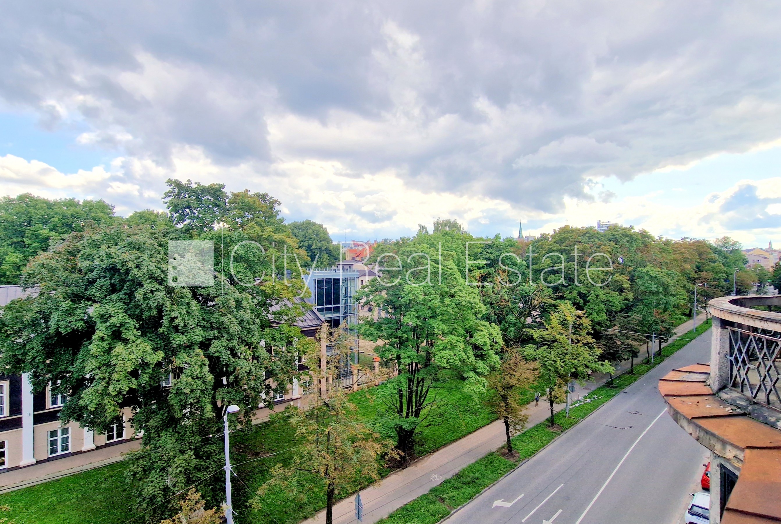 Объявление. Фасадный дом, реновированный дом, благоустроенный озеленённый двор, въездные ворота оснащены Цена: 850 EUR/мес. Foto #15