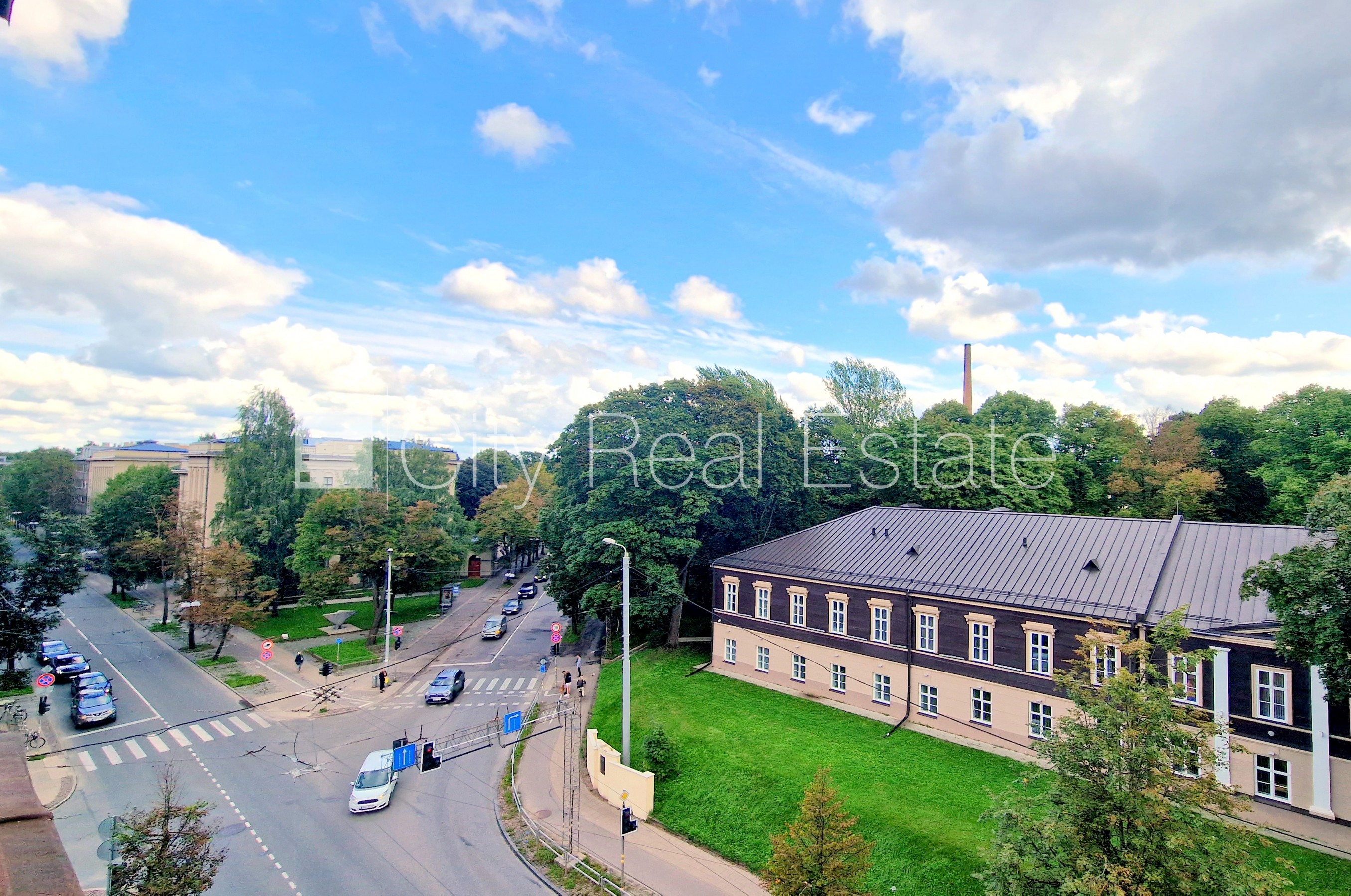 Объявление. Фасадный дом, реновированный дом, благоустроенный озеленённый двор, въездные ворота оснащены Цена: 850 EUR/мес. Foto #14