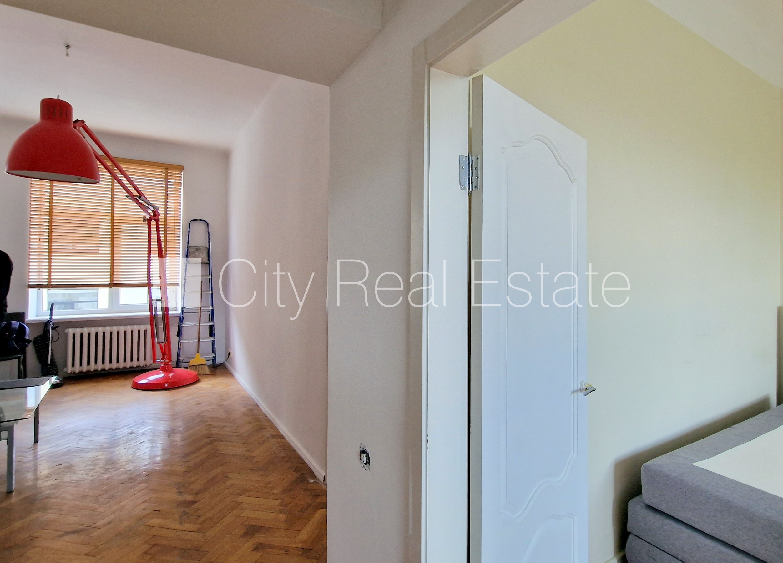 Объявление. Фасадный дом, реновированный дом, благоустроенный озеленённый двор, въездные ворота оснащены Цена: 850 EUR/мес. Foto #17