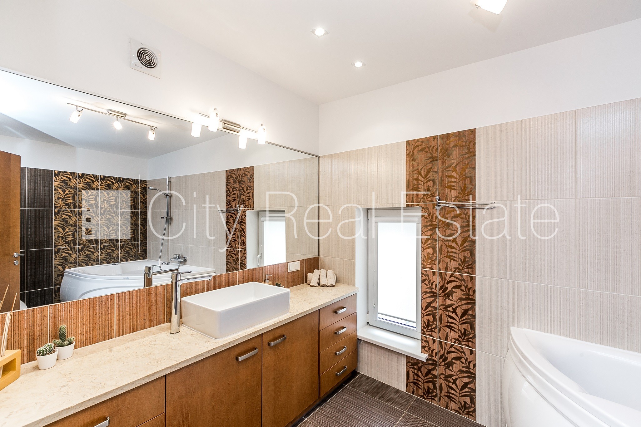 Объявление. Дом во дворе, мансарда, окна выходят во двор, количество спален 2 шт., двухэтажный, изолированные Цена: 235000 EUR Foto #12