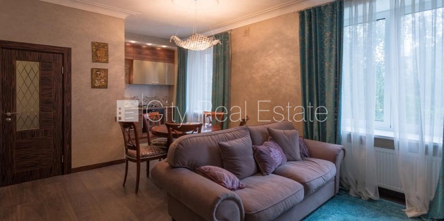 Sludinājumi. Zaļā teritorija, logi vērsti mājas abās pusēs, istabas izolētas, studio tipa, virtuve apvienota ar Cena: 160000 EUR Foto #2