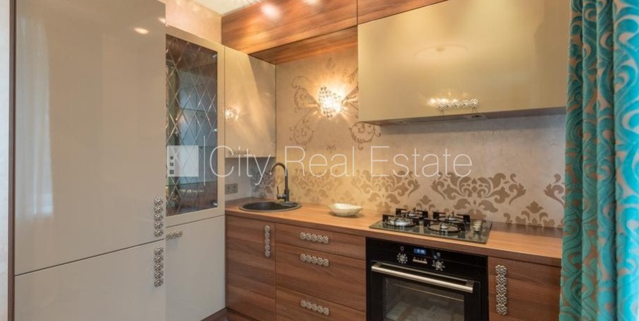 Sludinājumi. Zaļā teritorija, logi vērsti mājas abās pusēs, istabas izolētas, studio tipa, virtuve apvienota ar Cena: 160000 EUR Foto #4