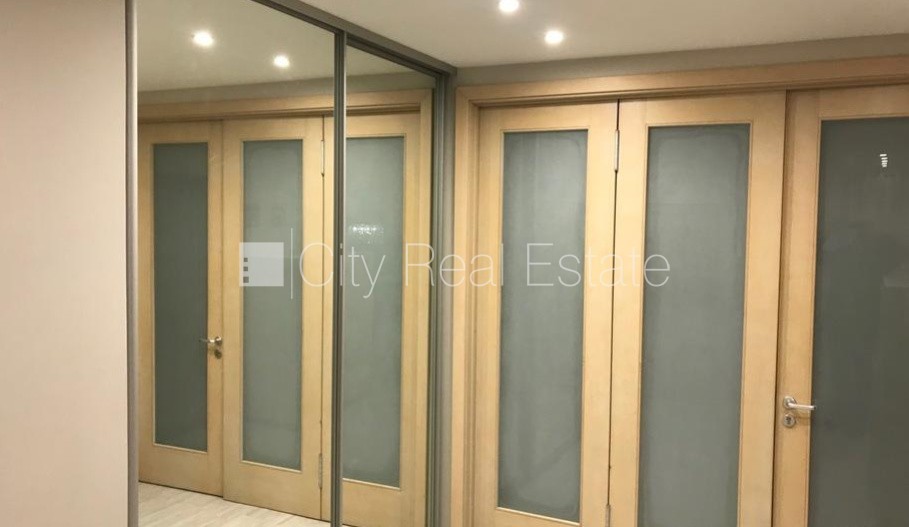 Sludinājumi. Fasādes māja, vieta automašīnai, kāpņu telpa pēc kosmētiskā remonta, istabas izolētas, studio tipa, Cena: 850 EUR/mēn Foto #16