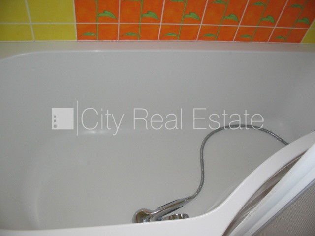 Sludinājumi. Fasādes māja, vieta automašīnai, kāpņu telpa pēc kosmētiskā remonta, istabas izolētas, studio tipa, Cena: 850 EUR/mēn Foto #14