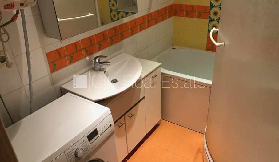 Sludinājumi. Fasādes māja, vieta automašīnai, kāpņu telpa pēc kosmētiskā remonta, istabas izolētas, studio tipa, Cena: 850 EUR/mēn Foto #13