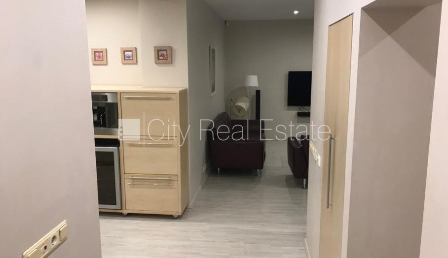 Sludinājumi. Fasādes māja, vieta automašīnai, kāpņu telpa pēc kosmētiskā remonta, istabas izolētas, studio tipa, Cena: 850 EUR/mēn Foto #6