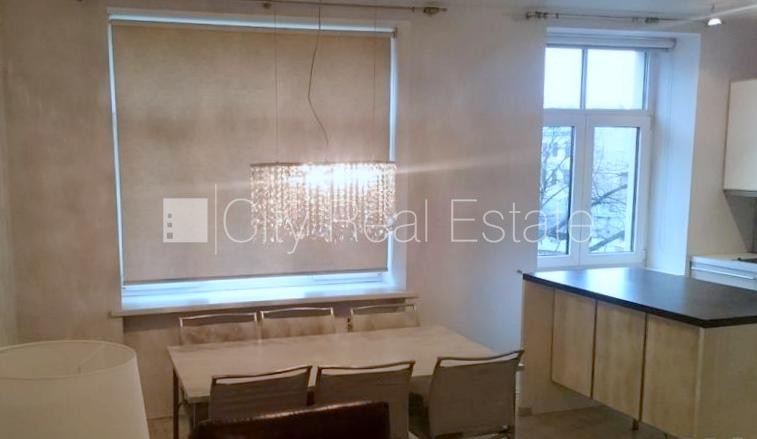 Sludinājumi. Fasādes māja, vieta automašīnai, kāpņu telpa pēc kosmētiskā remonta, istabas izolētas, studio tipa, Cena: 850 EUR/mēn Foto #4