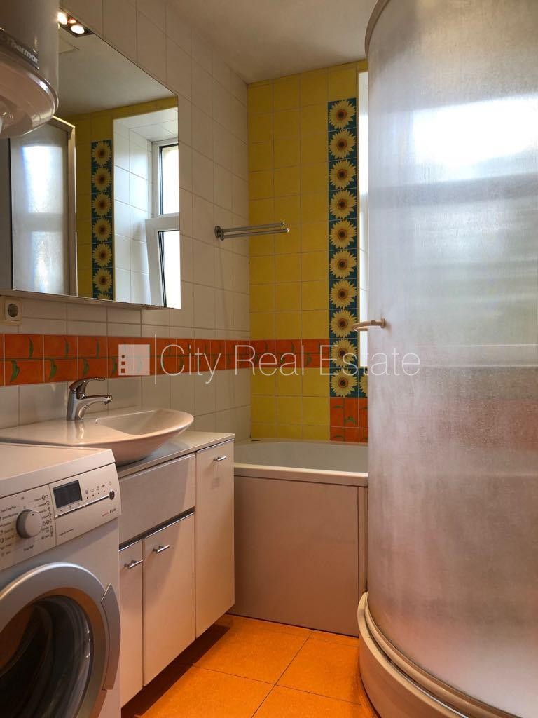 Sludinājumi. Fasādes māja, vieta automašīnai, kāpņu telpa pēc kosmētiskā remonta, istabas izolētas, studio tipa, Cena: 850 EUR/mēn Foto #12