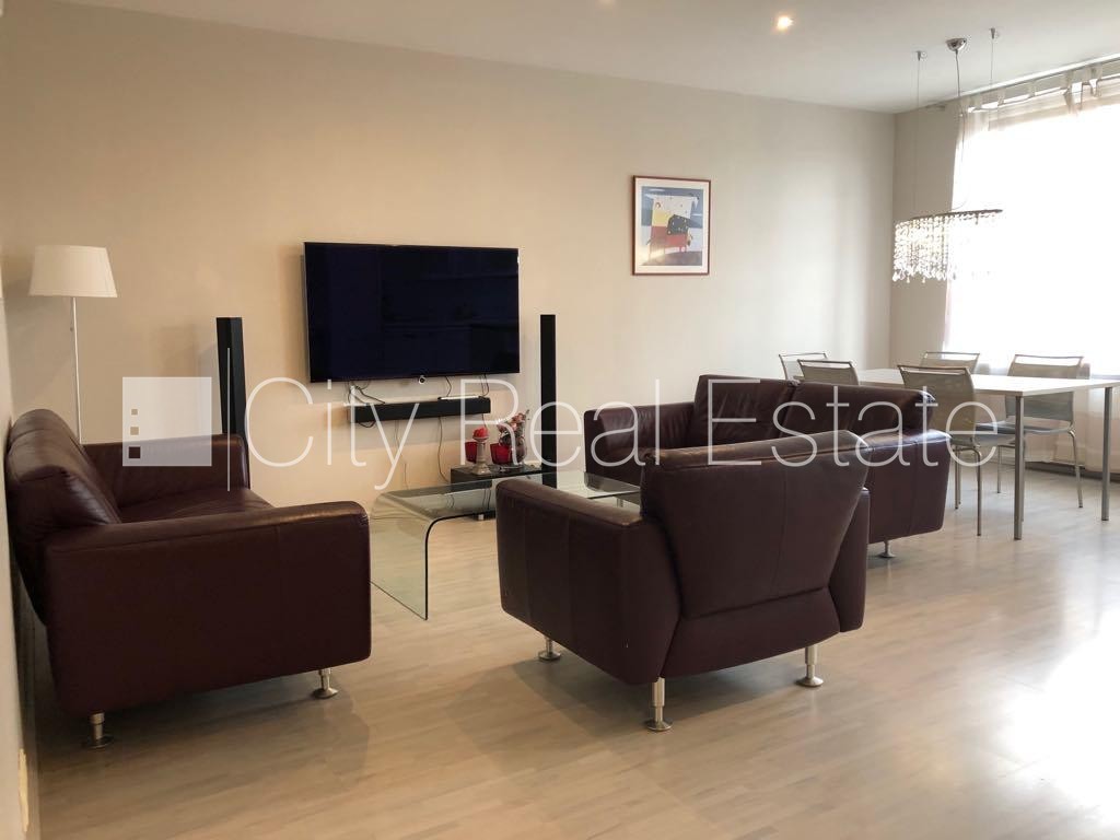 Sludinājumi. Fasādes māja, vieta automašīnai, kāpņu telpa pēc kosmētiskā remonta, istabas izolētas, studio tipa, Cena: 850 EUR/mēn Foto #1